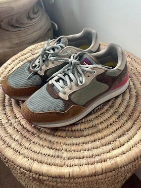 HOFF women’s size 6.5 sneakers